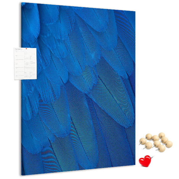 Bacheca di sughero con stampa piume blu nella luce soffusa