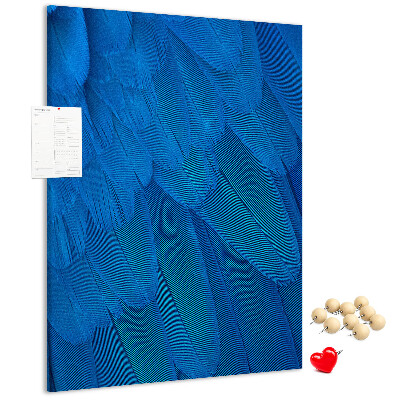 Bacheca di sughero con stampa piume blu nella luce soffusa
