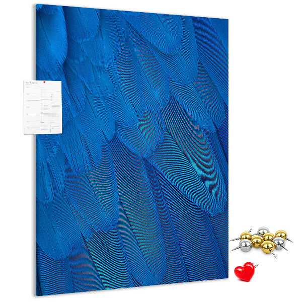 Bacheca di sughero con stampa piume blu nella luce soffusa