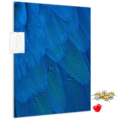 Bacheca di sughero con stampa piume blu nella luce soffusa