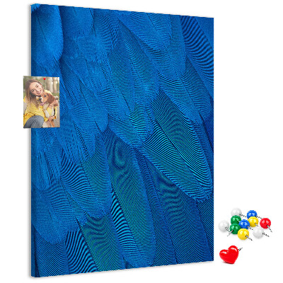 Bacheca di sughero con stampa piume blu nella luce soffusa