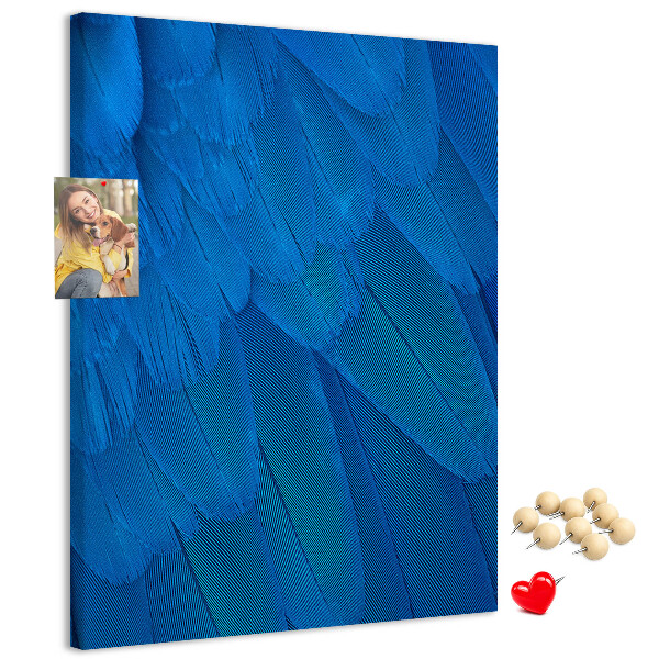 Bacheca di sughero con stampa piume blu nella luce soffusa