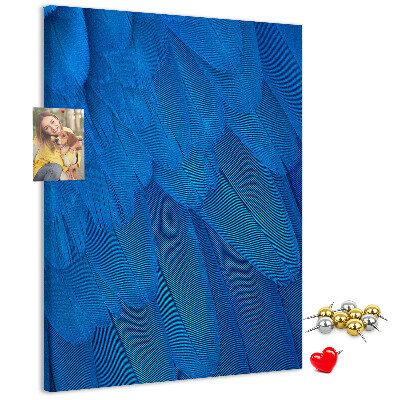 Bacheca di sughero con stampa piume blu nella luce soffusa
