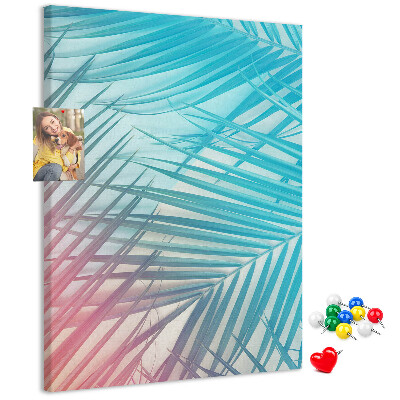 Bacheca di sughero con stampa di foglie di palma tropicali in tonalità pastello