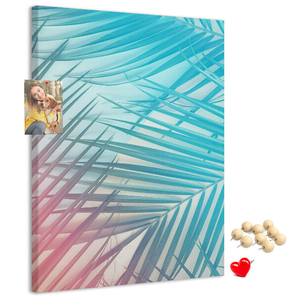 Bacheca di sughero con stampa di foglie di palma tropicali in tonalità pastello