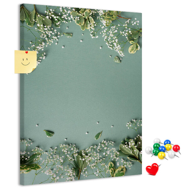 Bacheca di sughero con stampa di fiori e foglie delicate su sfondo verde