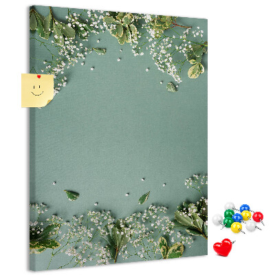 Bacheca di sughero con stampa di fiori e foglie delicate su sfondo verde