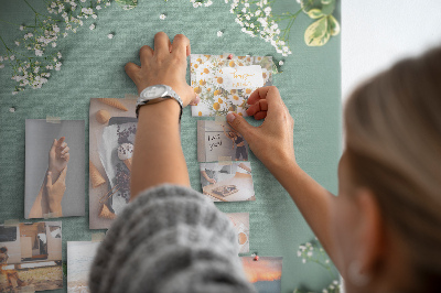 Bacheca di sughero con stampa di fiori e foglie delicate su sfondo verde
