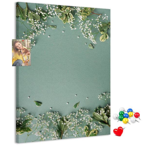 Bacheca di sughero con stampa di fiori e foglie delicate su sfondo verde