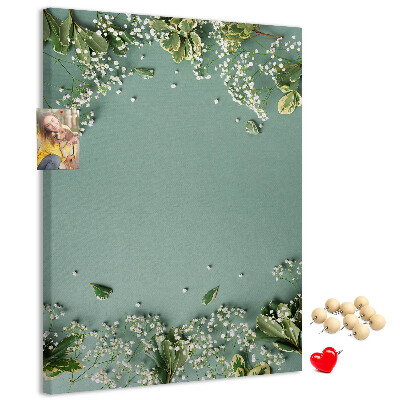 Bacheca di sughero con stampa di fiori e foglie delicate su sfondo verde