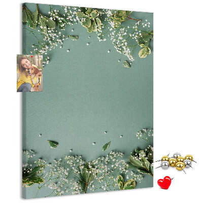 Bacheca di sughero con stampa di fiori e foglie delicate su sfondo verde