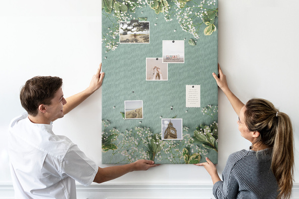 Bacheca di sughero con stampa di fiori e foglie delicate su sfondo verde