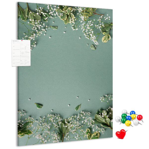 Bacheca di sughero con stampa di fiori e foglie delicate su sfondo verde