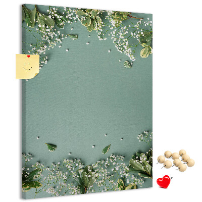 Bacheca di sughero con stampa di fiori e foglie delicate su sfondo verde