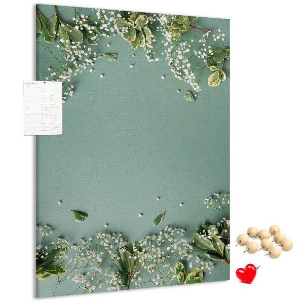 Bacheca di sughero con stampa di fiori e foglie delicate su sfondo verde