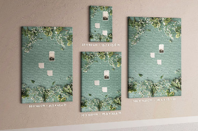 Bacheca di sughero con stampa di fiori e foglie delicate su sfondo verde