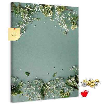 Bacheca di sughero con stampa di fiori e foglie delicate su sfondo verde