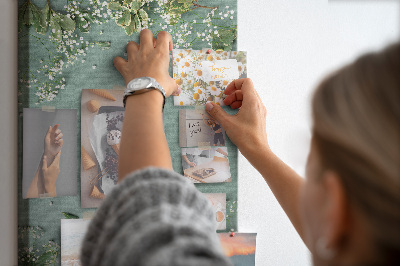 Bacheca di sughero con stampa di fiori e foglie delicate su sfondo verde