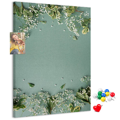 Bacheca di sughero con stampa di fiori e foglie delicate su sfondo verde