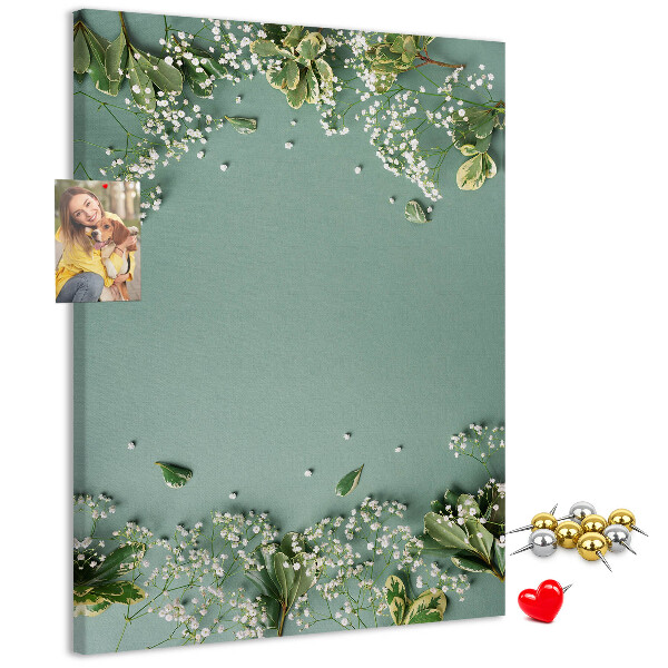 Bacheca di sughero con stampa di fiori e foglie delicate su sfondo verde