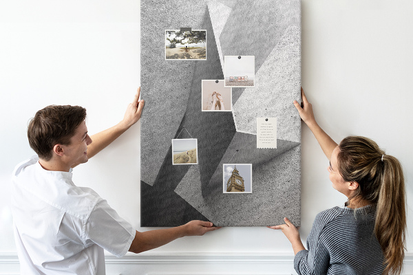 Bacheca di sughero con geometrie concrete in diverse tonalità di grigio