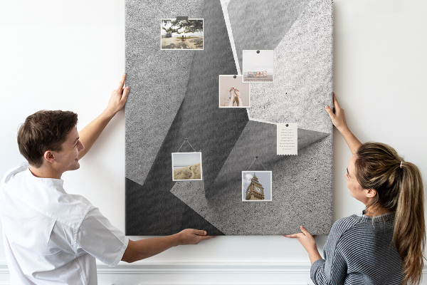 Bacheca di sughero con geometrie concrete in diverse tonalità di grigio