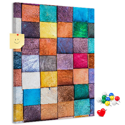 Lavagna in sughero con mosaico di quadrati in legno colorati