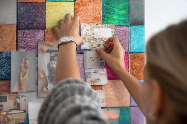 Lavagna in sughero con mosaico di quadrati in legno colorati