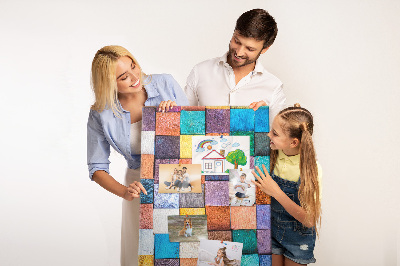 Lavagna in sughero con mosaico di quadrati in legno colorati