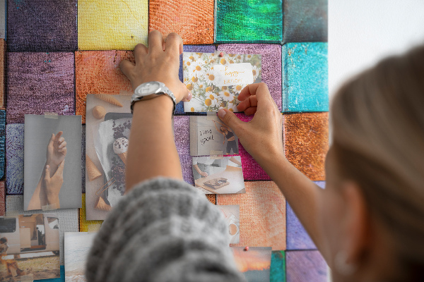 Lavagna in sughero con mosaico di quadrati in legno colorati