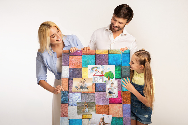 Lavagna in sughero con mosaico di quadrati in legno colorati