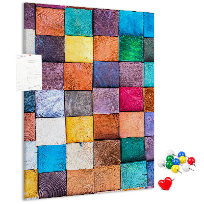 Lavagna in sughero con mosaico di quadrati in legno colorati