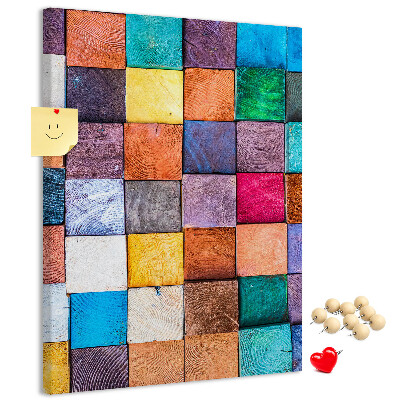 Lavagna in sughero con mosaico di quadrati in legno colorati