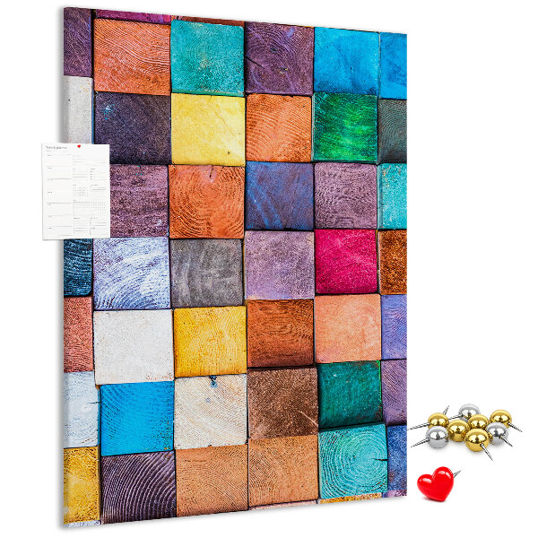 Lavagna in sughero con mosaico di quadrati in legno colorati