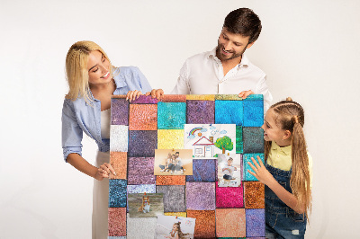 Lavagna in sughero con mosaico di quadrati in legno colorati