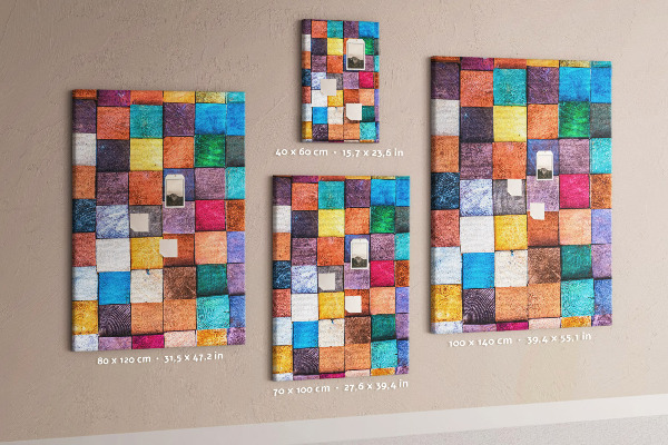 Lavagna in sughero con mosaico di quadrati in legno colorati