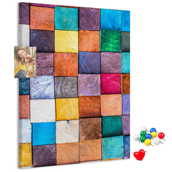 Lavagna in sughero con mosaico di quadrati in legno colorati