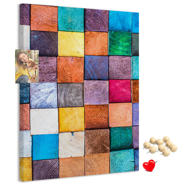 Lavagna in sughero con mosaico di quadrati in legno colorati