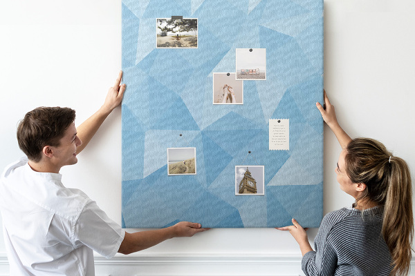 Bacheca di sughero con stampa a forme geometriche in varie tonalità di blu