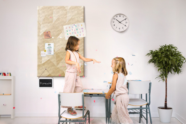 Lavagna in sughero con stampa geometrica nei toni del beige e del marrone