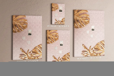 Bacheca di sughero con foglie dorate su delicato sfondo rosa