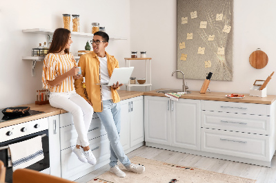 Bacheca di sughero con stampa di linee delicate su sfondo beige