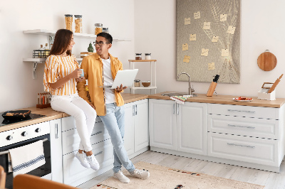 Bacheca di sughero con stampa di linee delicate su sfondo beige