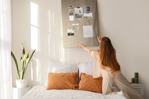 Bacheca di sughero con stampa di linee delicate su sfondo beige