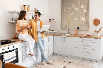 Bacheca di sughero con stampa di linee delicate su sfondo beige