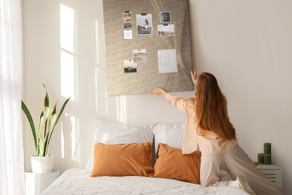 Bacheca di sughero con stampa di linee delicate su sfondo beige