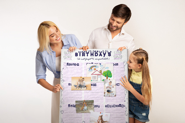 Lavagna in sughero calendario dei compleanni con decorazione di palloncini colorati