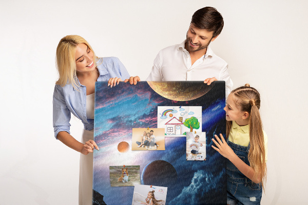 Bacheca di sughero con stampa paesaggio spaziale con pianeti e nuvole