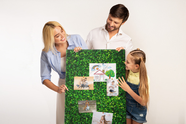 Bacheca di sughero con rivestimento verde folto effetto foglie