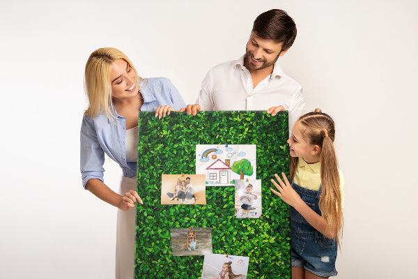 Bacheca di sughero con rivestimento verde folto effetto foglie